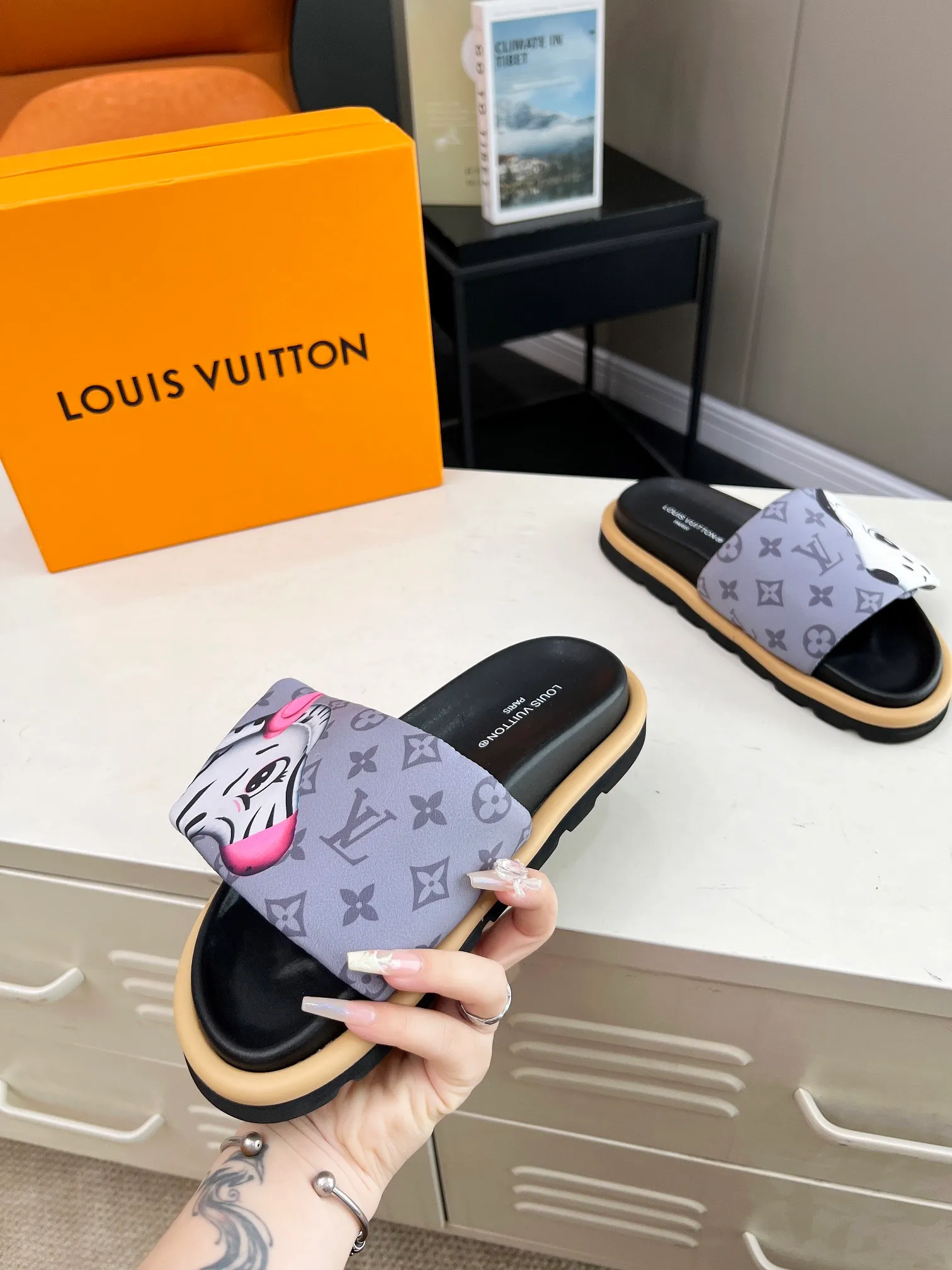 👟👟Ex-factory price 360👟👟 lv donkey brand l home 2024 hot style embossed logo embossed sandals This ol low comfort flat sandals are made of technical fabrics and use high-frequency embossing technology to reinterpret the monogram pattern. Soft padded upper with adjustable Velcro, comfortable and tough insole adds harmonious color ▪️Fabric: Original customized technical fabric ▪️Lining: soft sheepskin lining ▪️Sole: Original open-molded rubber foam outsole Color: .yellow.black▪️